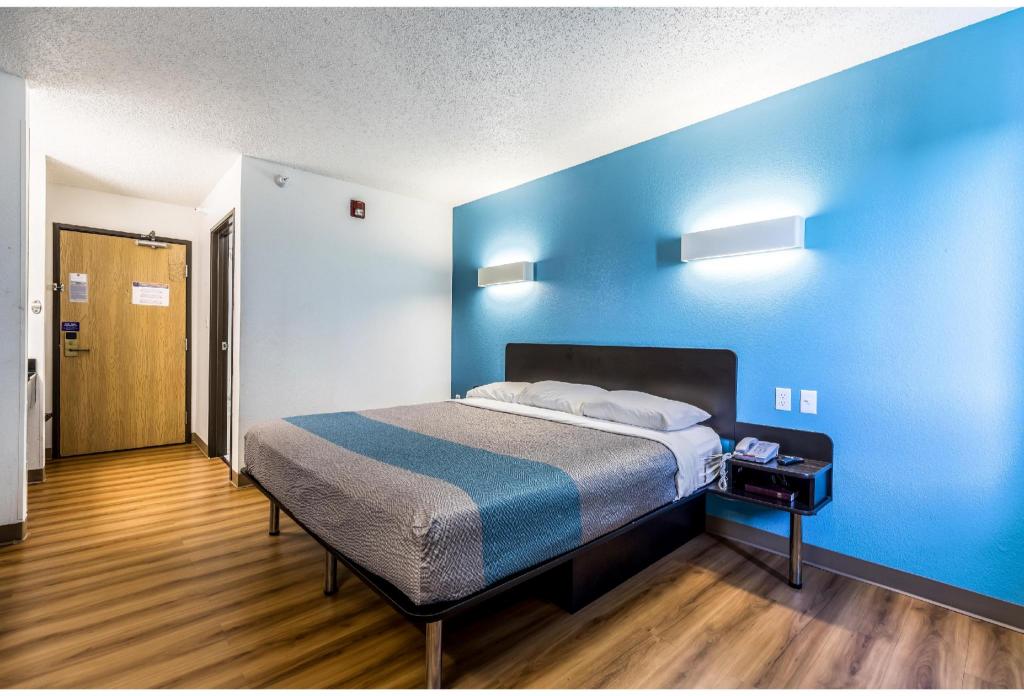 1 King Bed - Non-Smoking, Micfridge