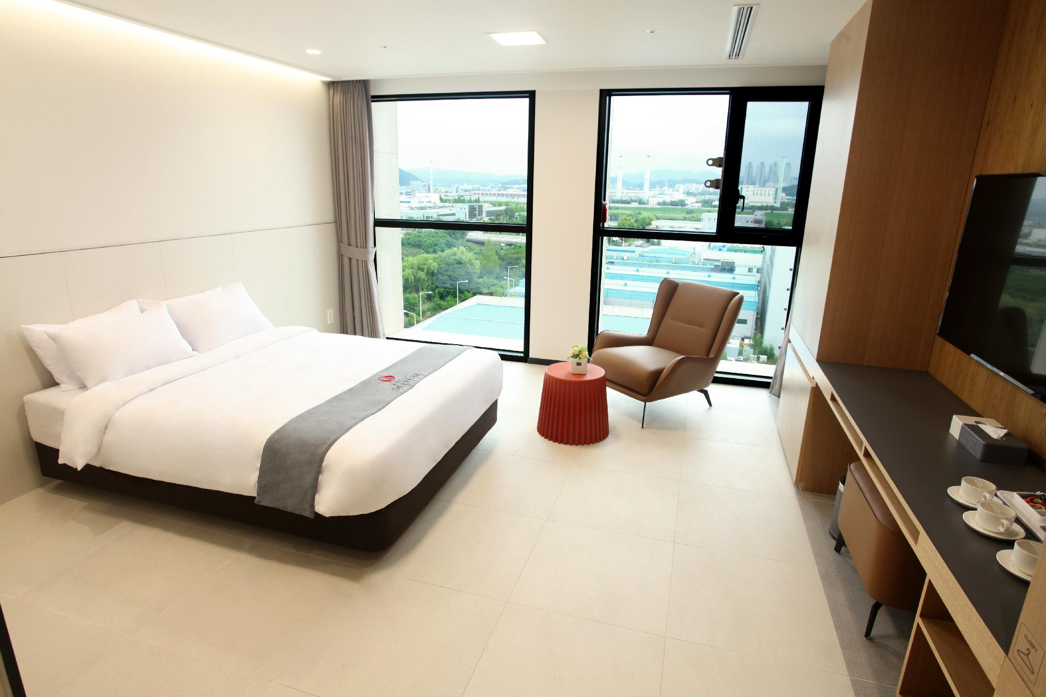 Standard, Queen Bed