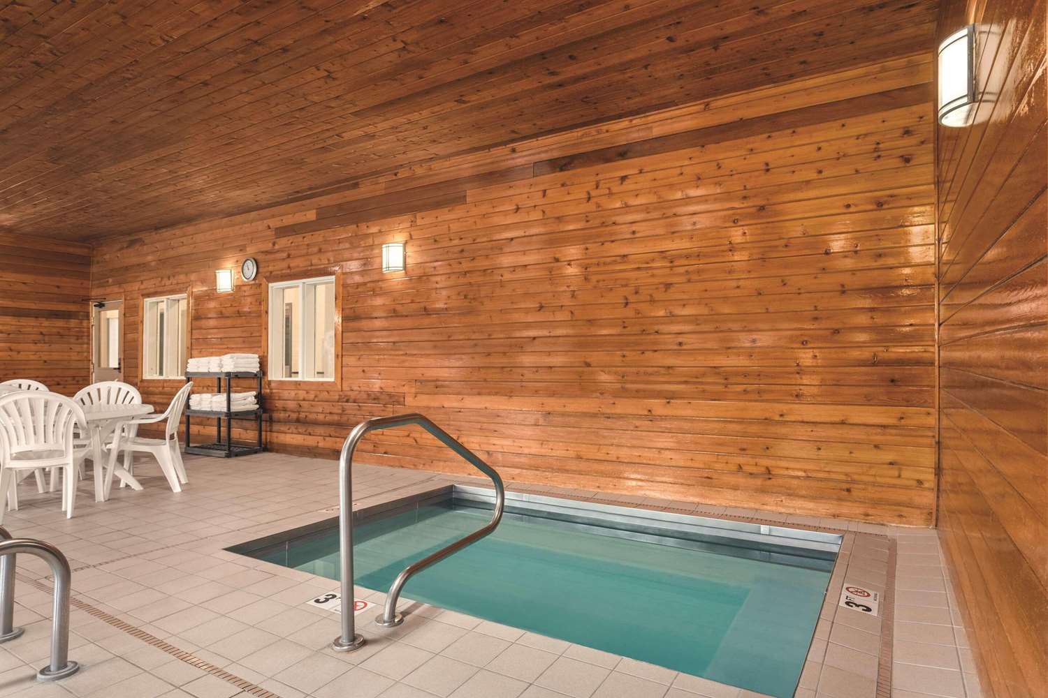 Country Inn & Suites By Radisson, Dakota Dunes, SD 5/11