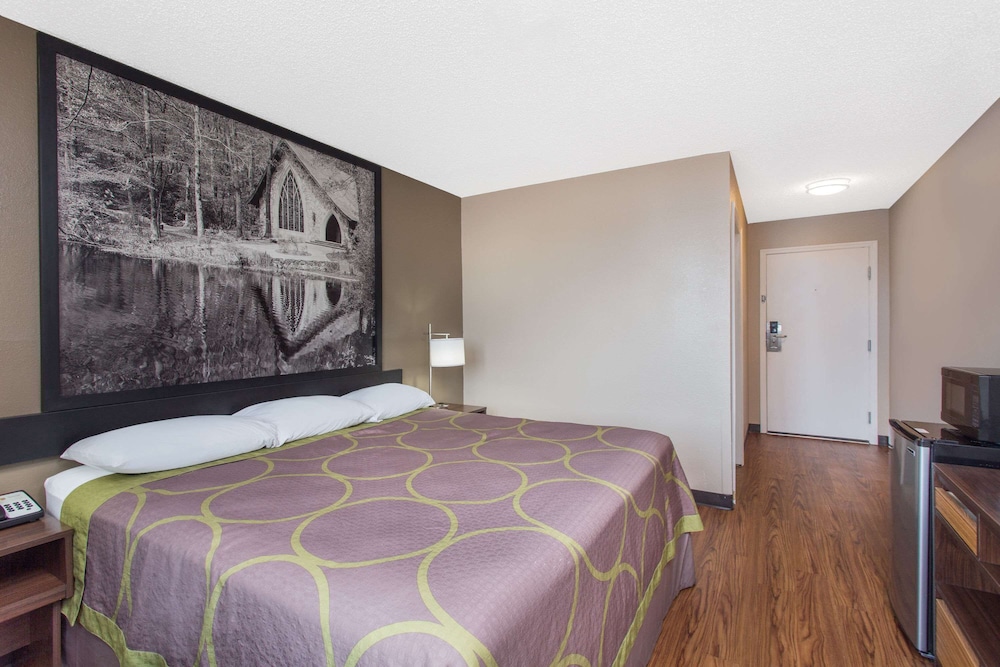 Super 8 by Wyndham Columbus Airport 8/16
