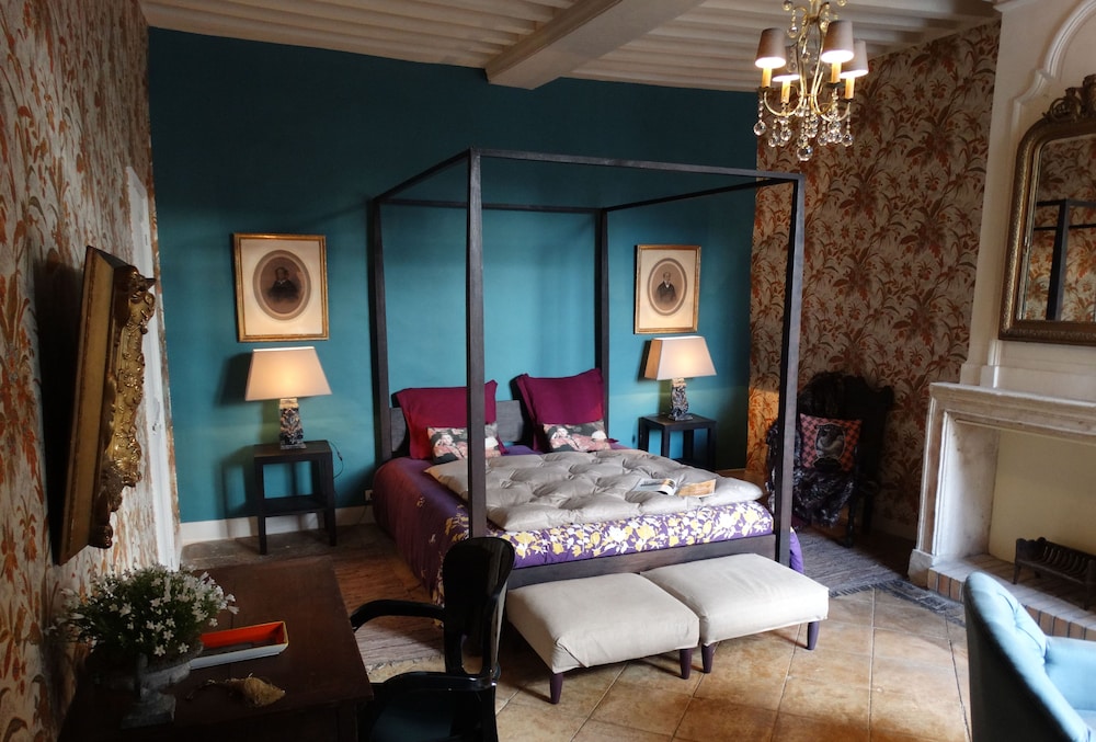 Deluxe, Queen Bed, Island View