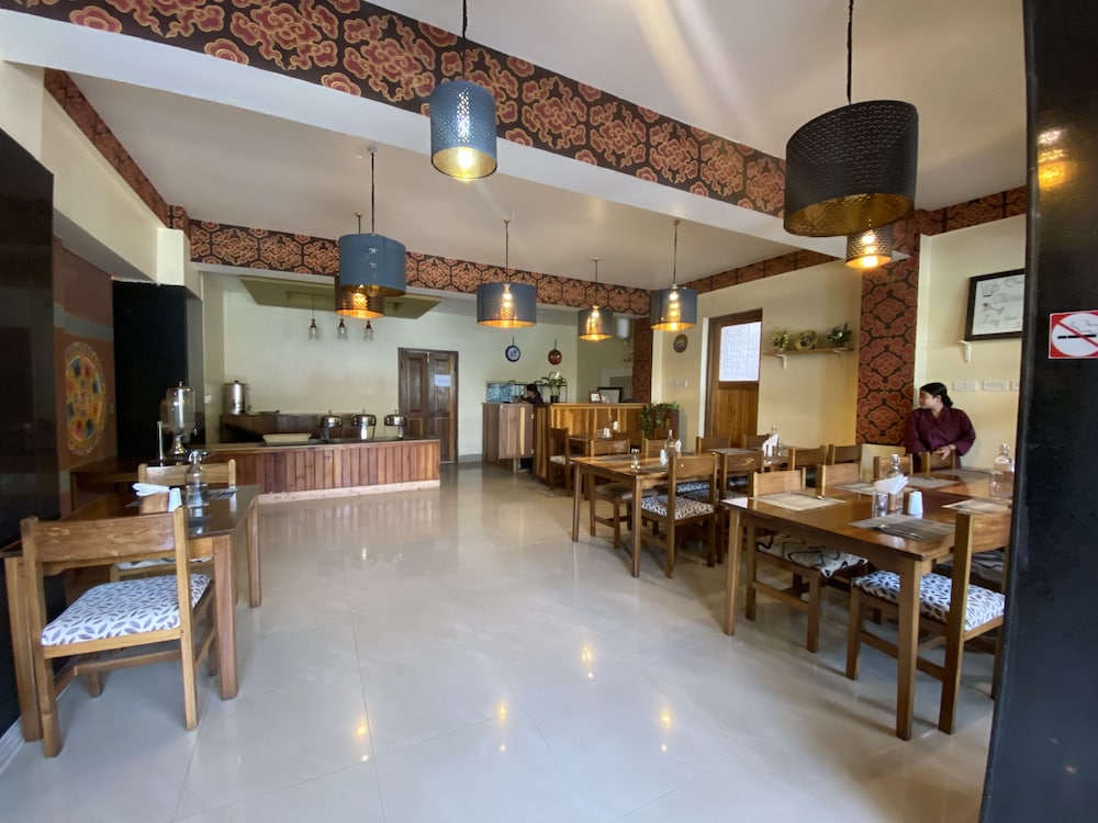 Khamsum Inn 37/47