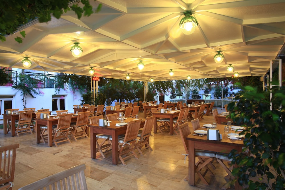 Catamaran Hotel 33/55