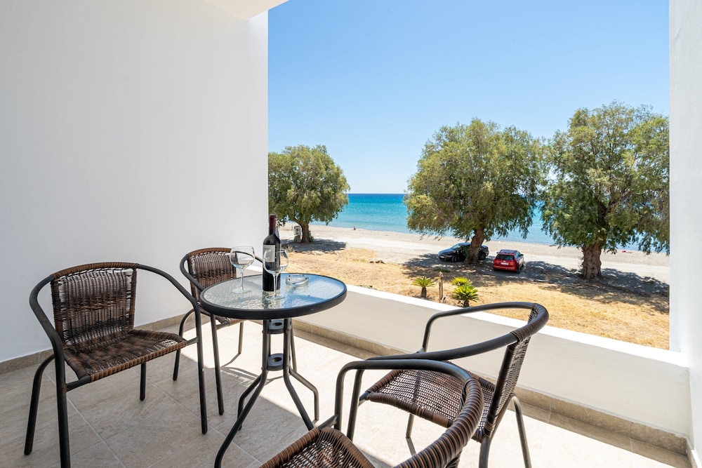 Kamari Plus Hotel 34/49