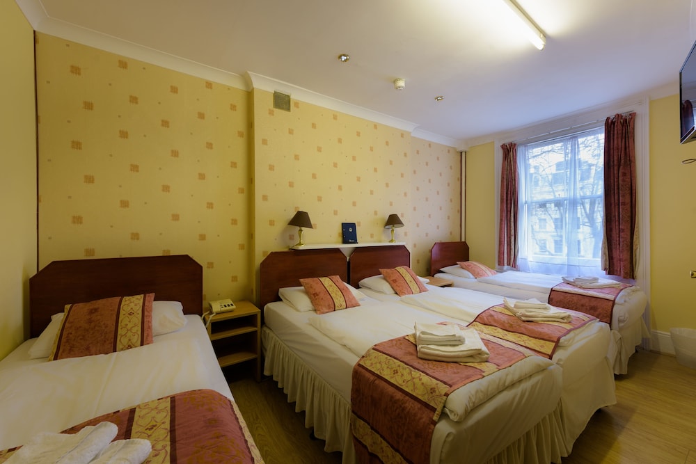 Dolphin Hotel 22/67