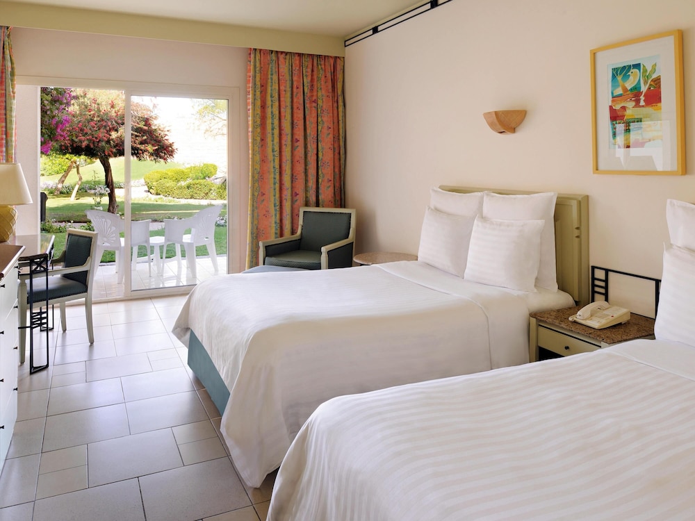 STANDARD, 2 QUEEN BEDS, MOUNTAIN SIDE, GARDEN VIEW