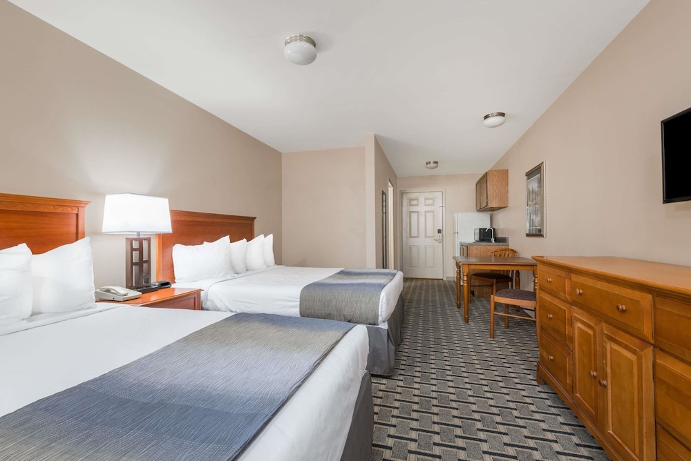 Days Inn & Suites by Wyndham Sellersburg 11/32