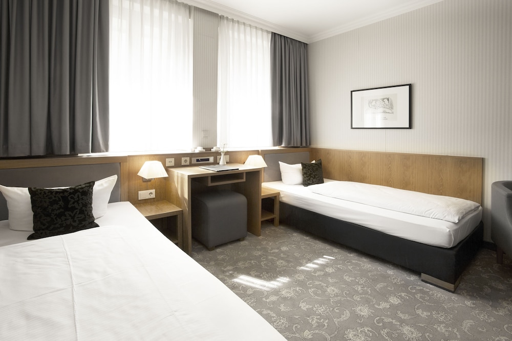 Townhouse Hotel 9/37