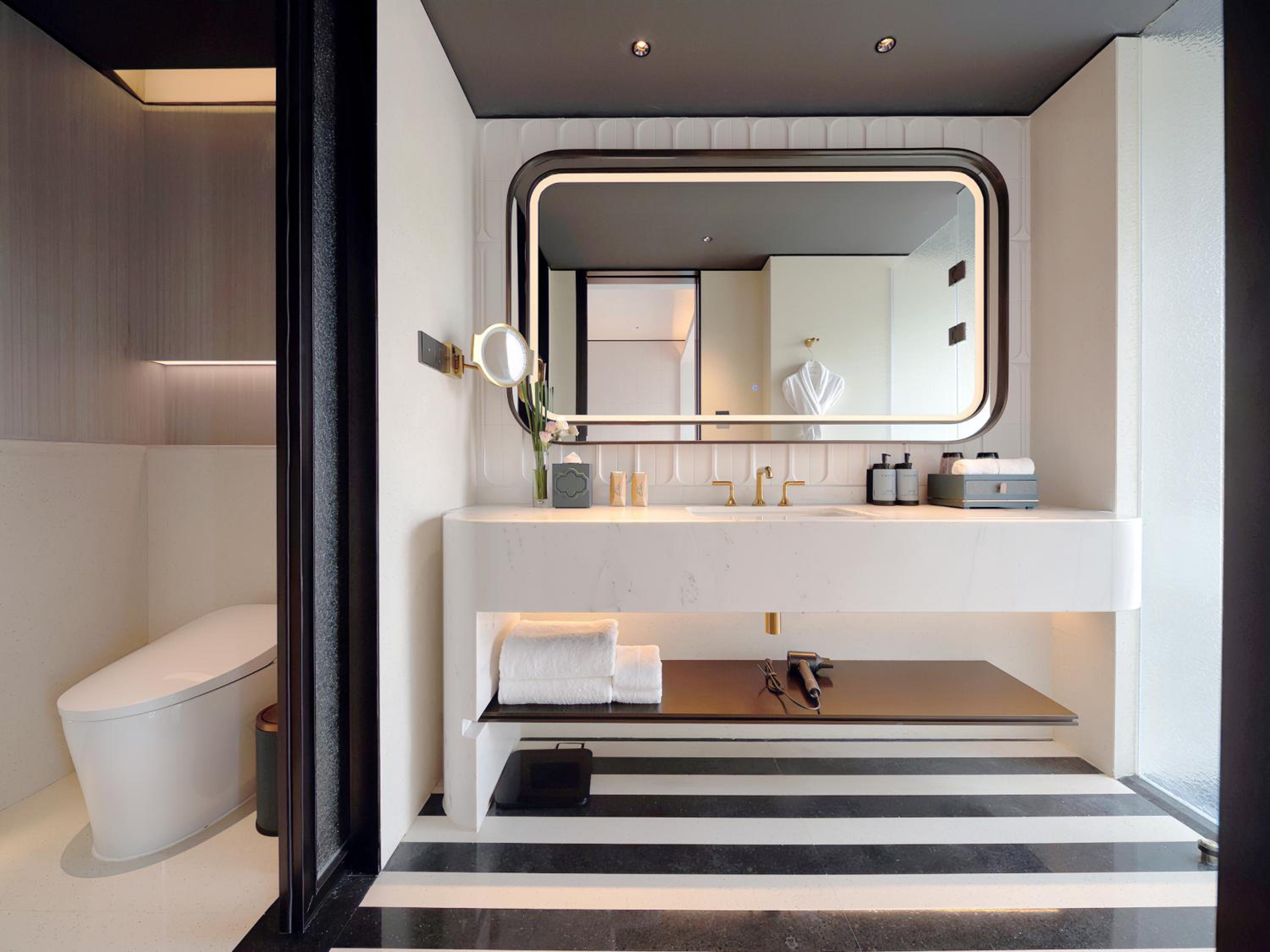Club, Luxury, Twin Beds, City View, Sofitel Shanghai North Bund 4/5