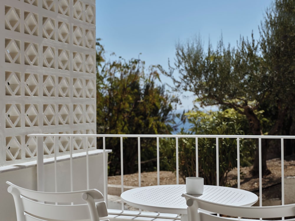 Lithos Hotel 34/46