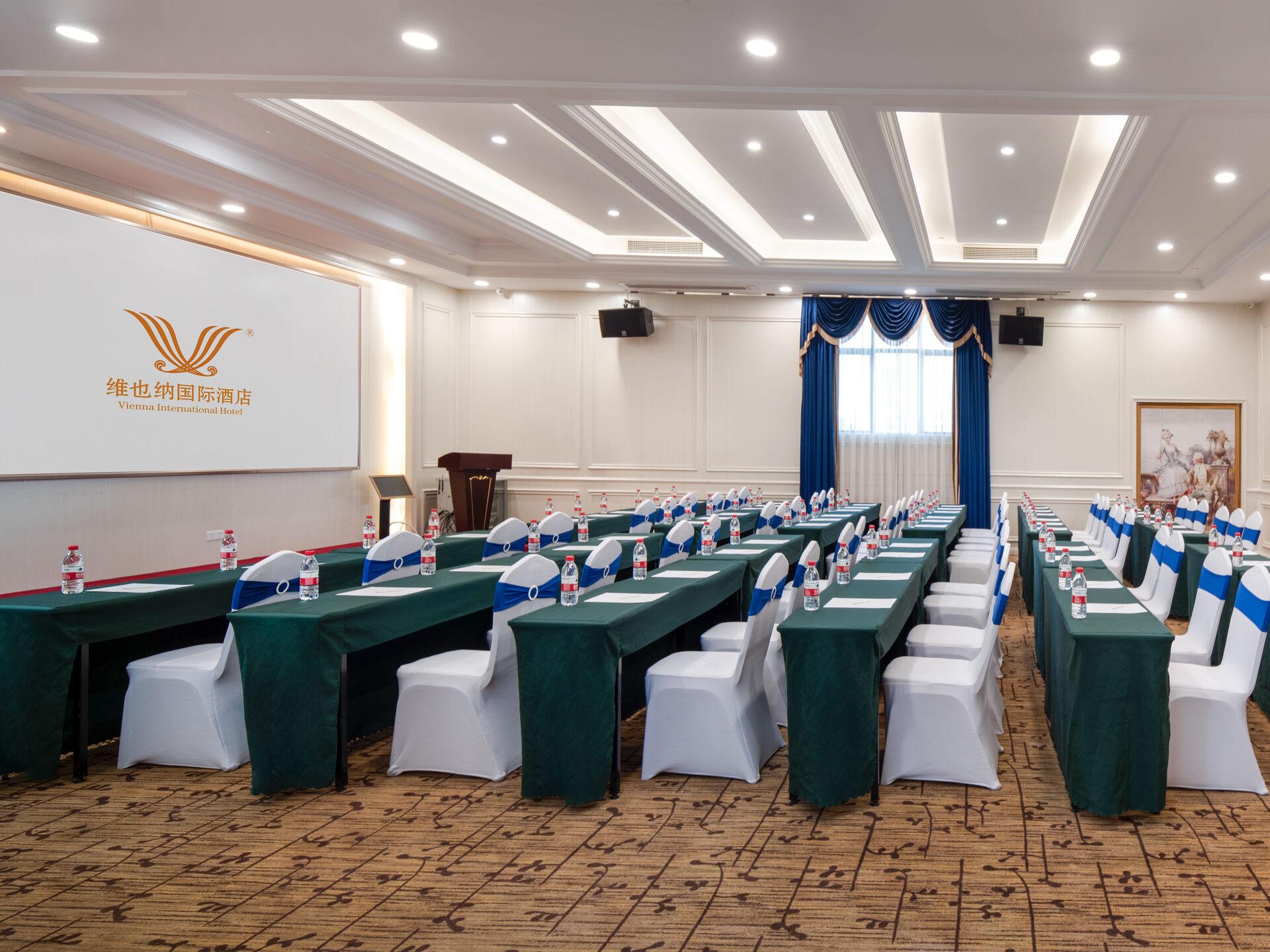 Vienna International Hotel (Maoming High-speed Railway Station) 53/57