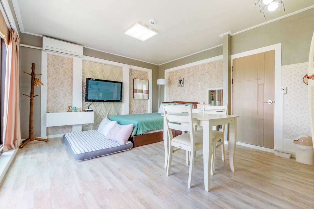 Tongyeong Pungcha Maeul Iris Pension 12/50