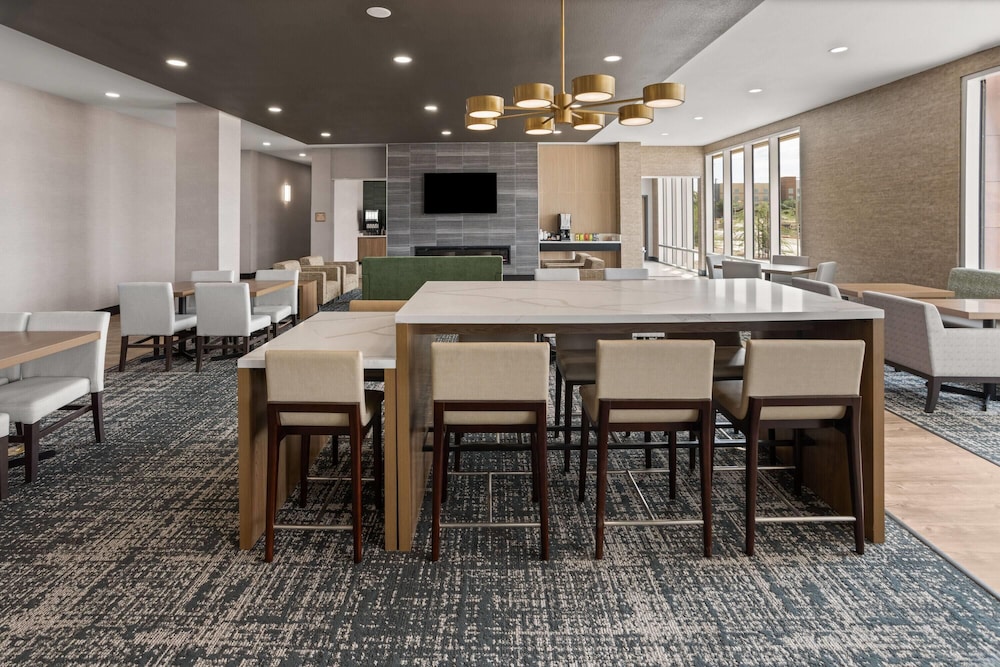 La Quinta Inn & Suites by Wyndham Phoenix near State Farm St 37/48
