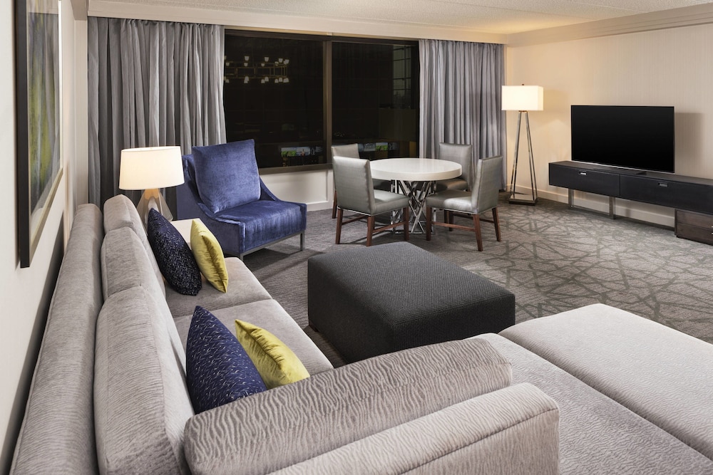 SHERATON BLOOMINGTON HOTEL 15/47