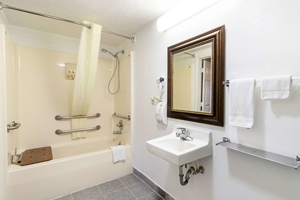 Quality Inn & Suites Dickson TN 44/46