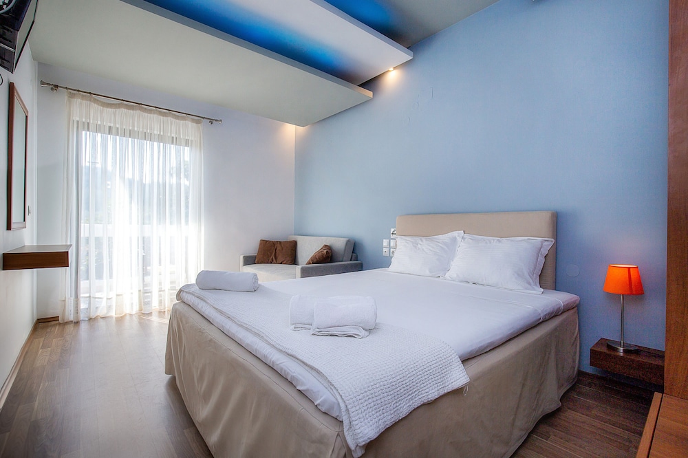 Kamari Beach Hotel 30/65