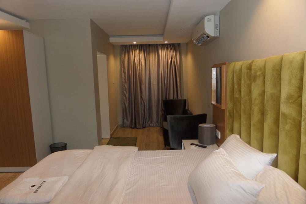 ROOM, KING BED
