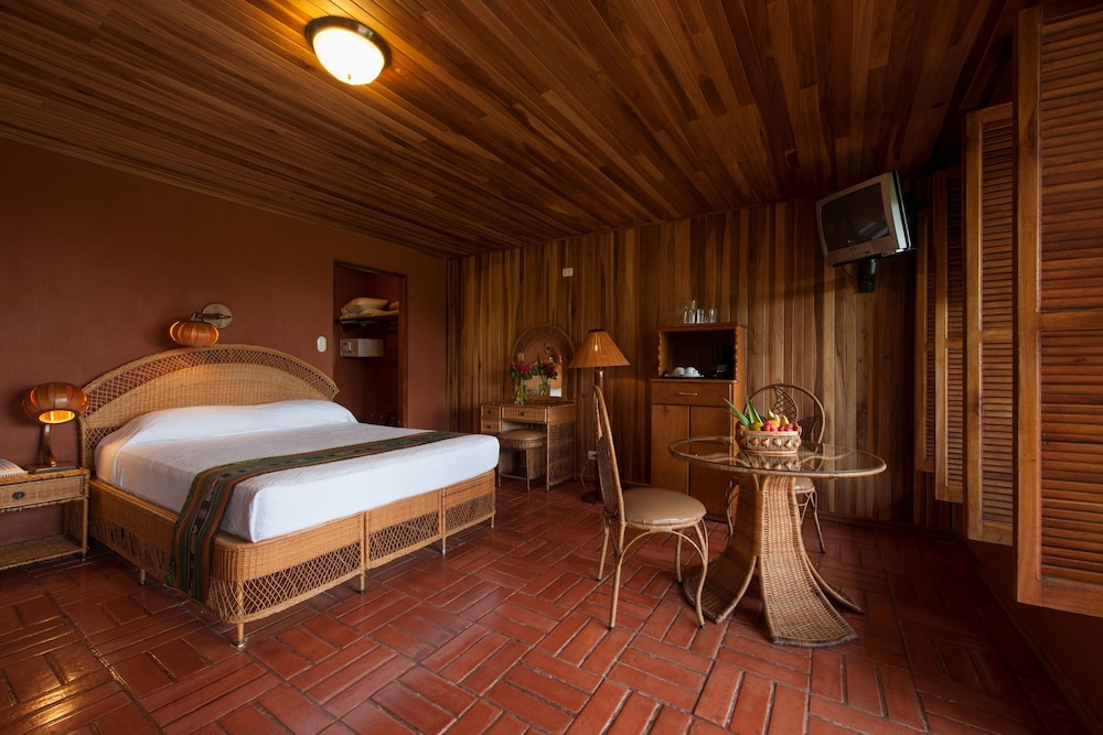 Arenal Lodge 36/73
