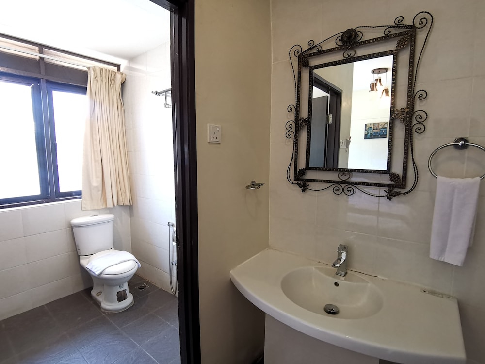 8 BOUTIQUE BY THE SEA HOTEL 46/50