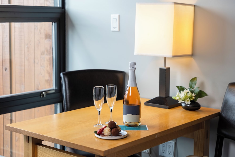 Brentwood Bay Lodge Spa 52/64