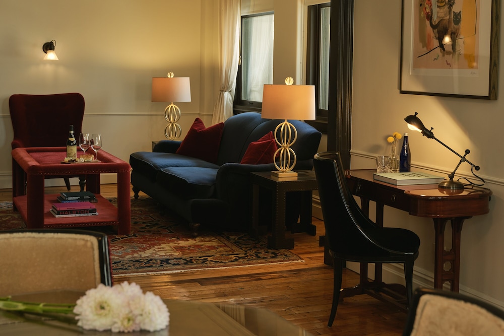 THE NOMAD HOTEL 32/33