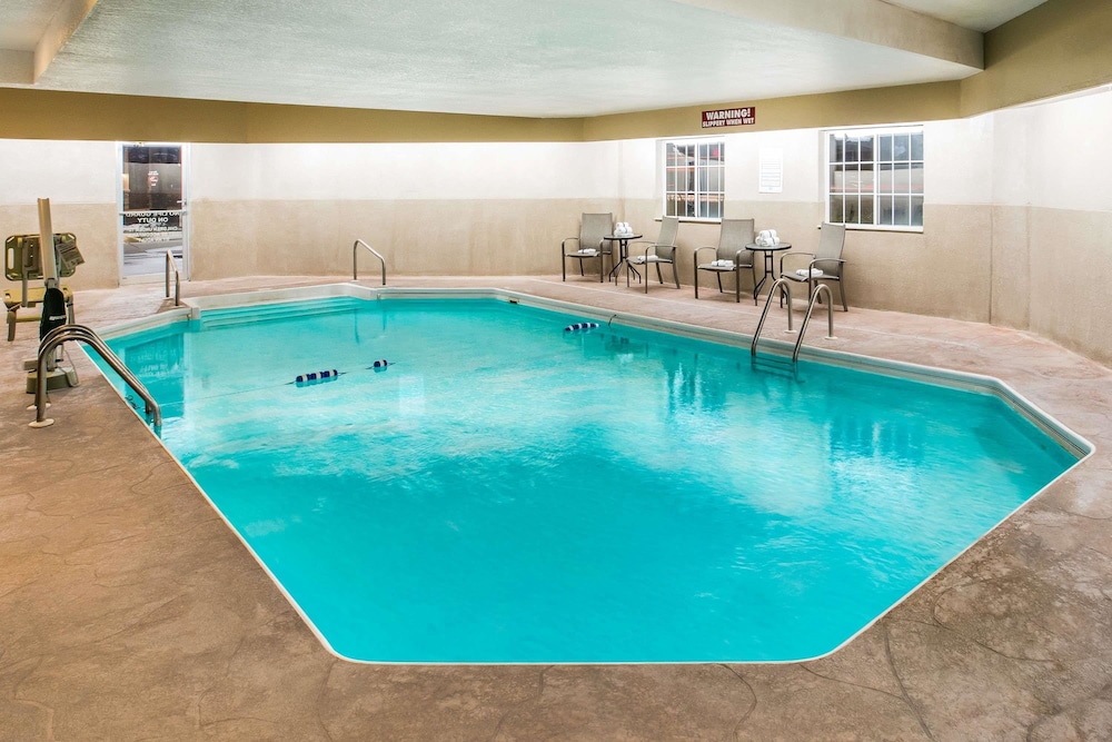 Super 8 by Wyndham Altoona 4/35