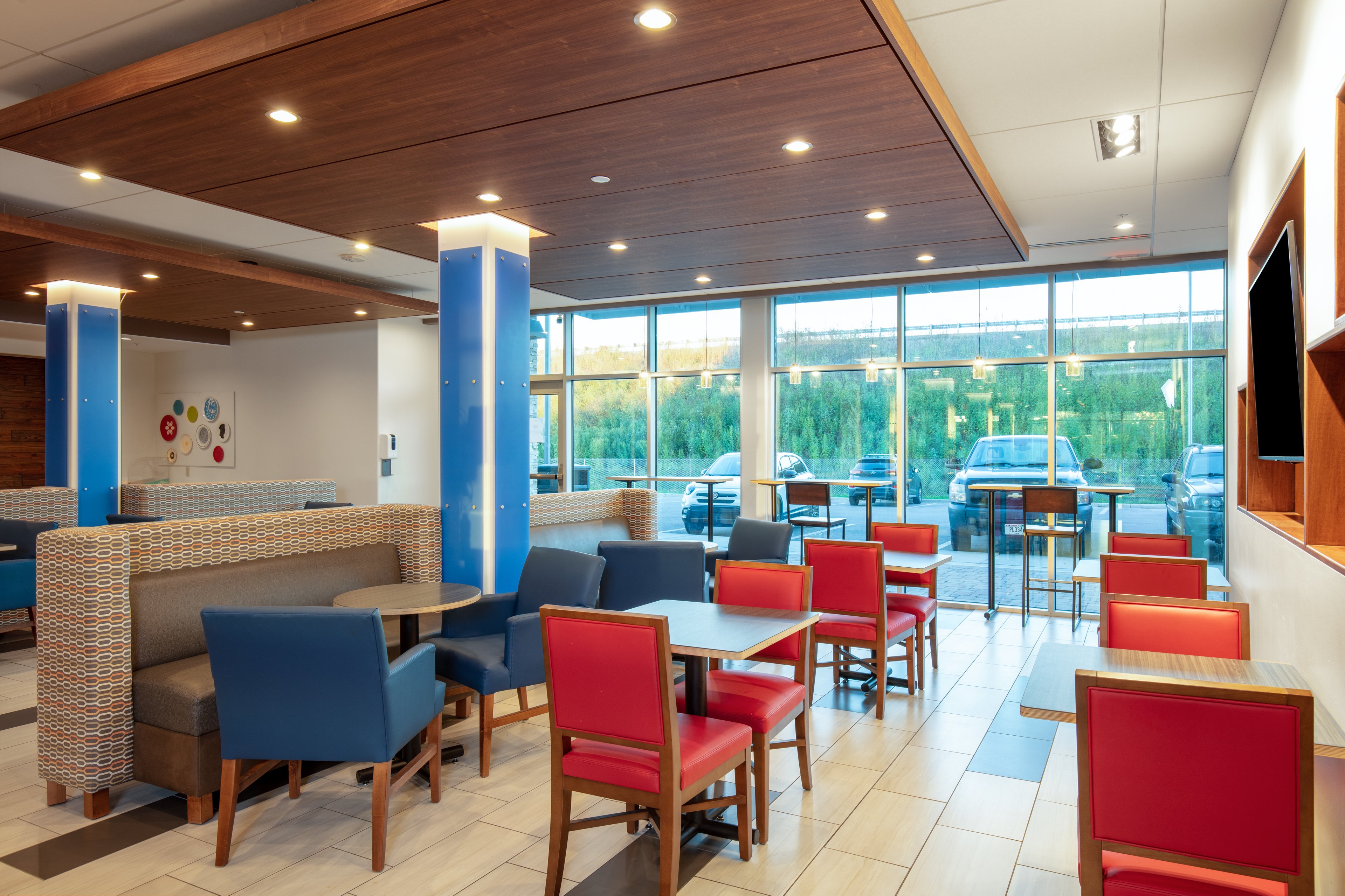 Holiday Inn Express & Suites Beloit 24/38