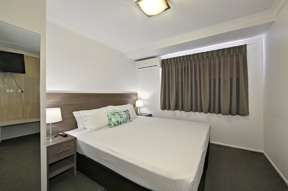 Smart Motel Bert Hinkler 14/56