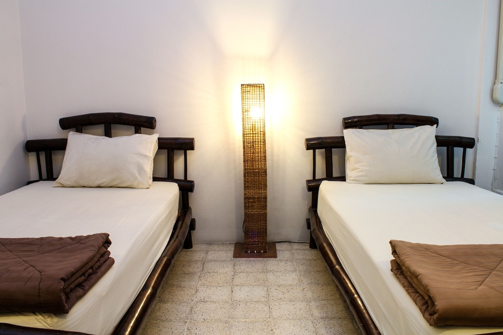 ROOM, TWIN BEDS, SHARED BATHROOM