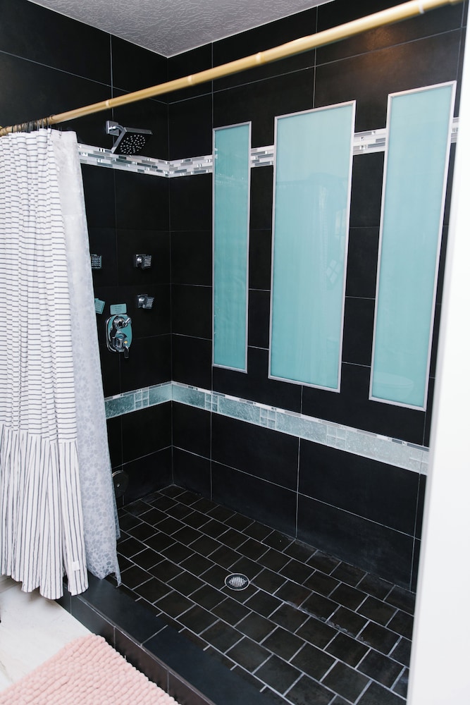 Paris, King Bed، 5th East Hall Bed Breakfast 5/7