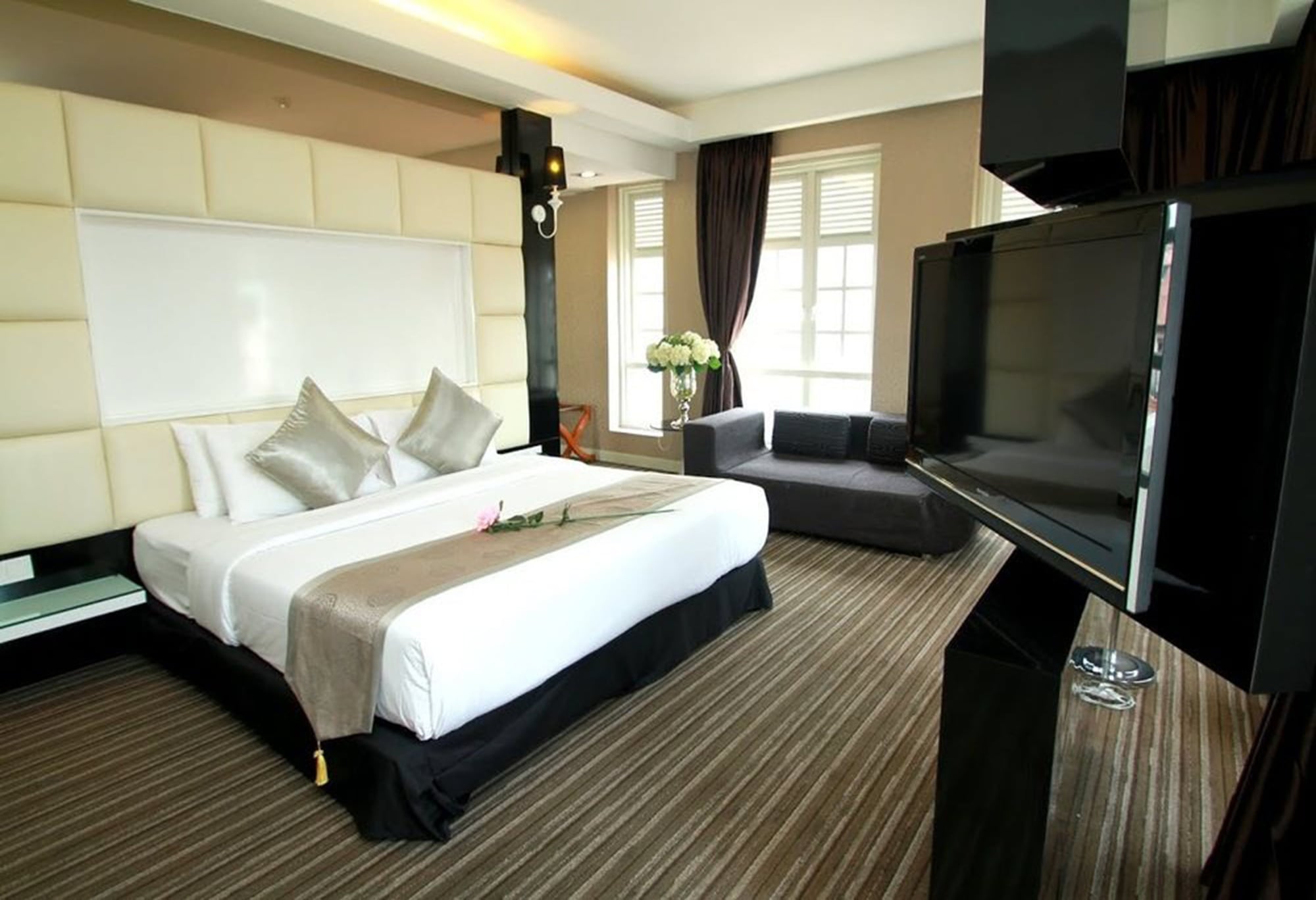 DELUXE, SUITE, DOUBLE BED, BATHTUB