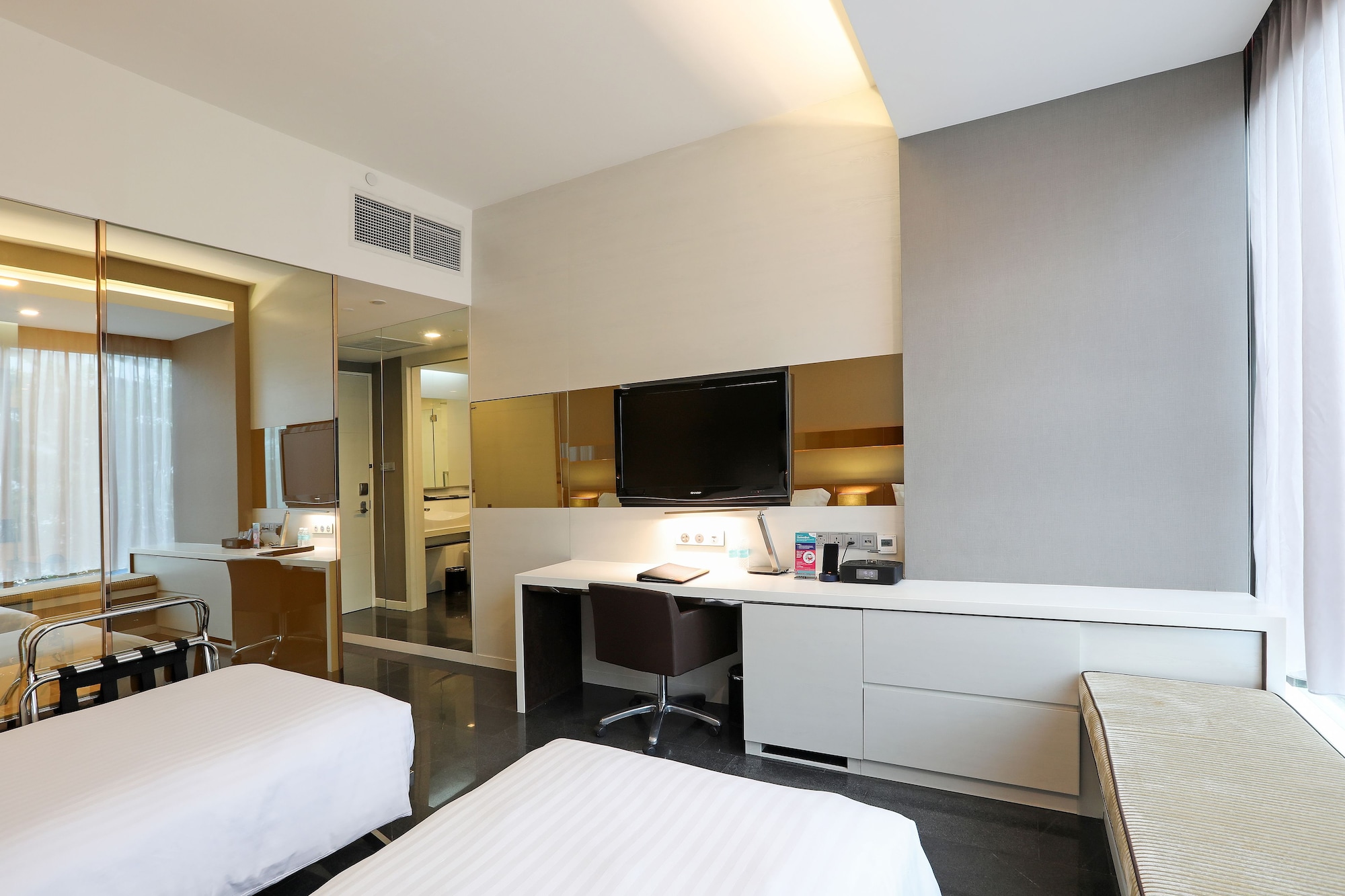 DELUXE, DOUBLE OR TWIN BED