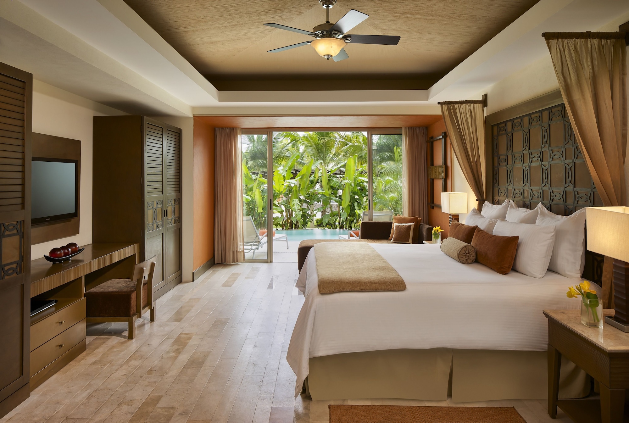 Swim Out, Junior Suite, King Bed