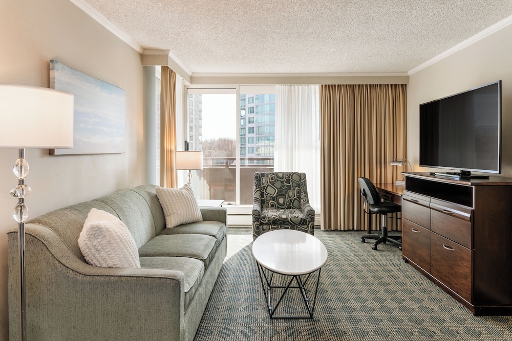 Chateau Victoria Hotel And Suites 52/68