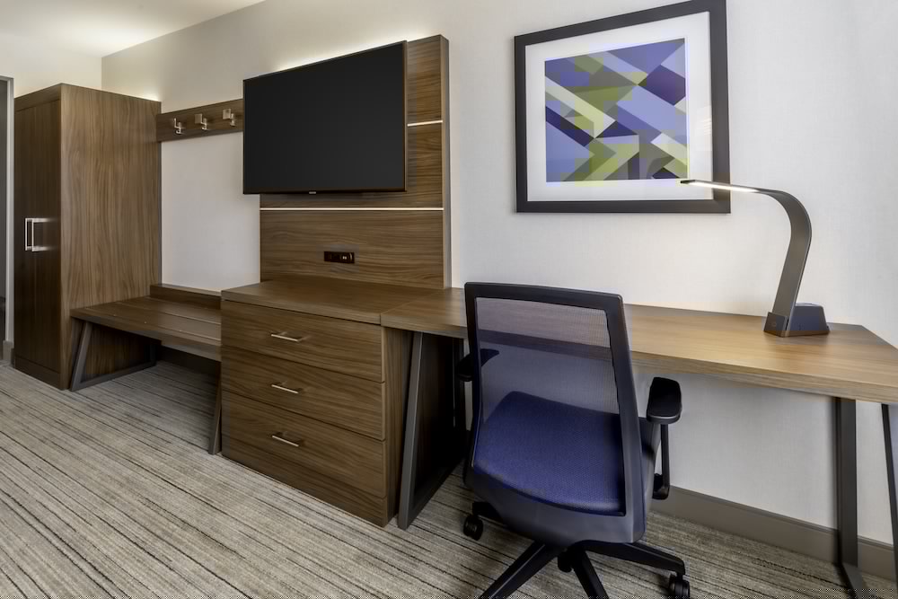 Holiday Inn Express & Suites Milwaukee - West Allis 50/61