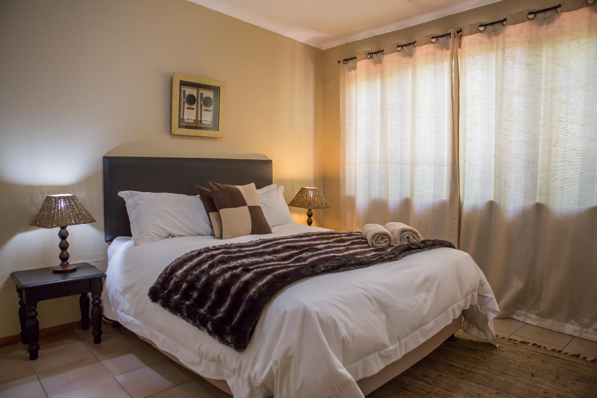 Garden Cottage, Queen Bed, Sofa