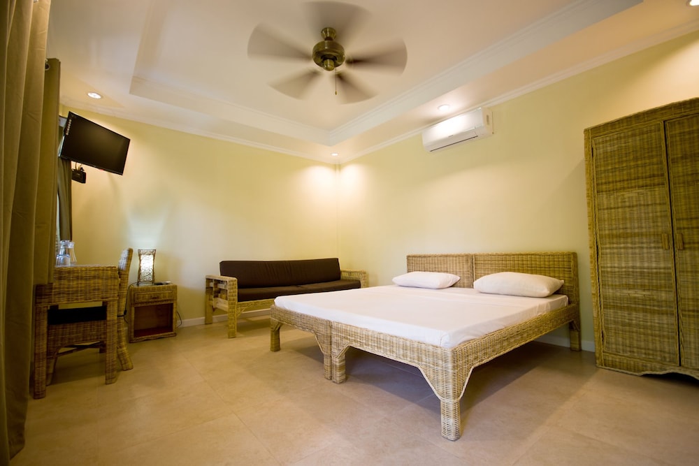 Mikes Dauin Beach Resort 19/70