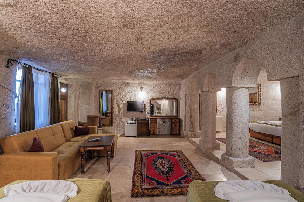 Elegance Cave Suites 32/47