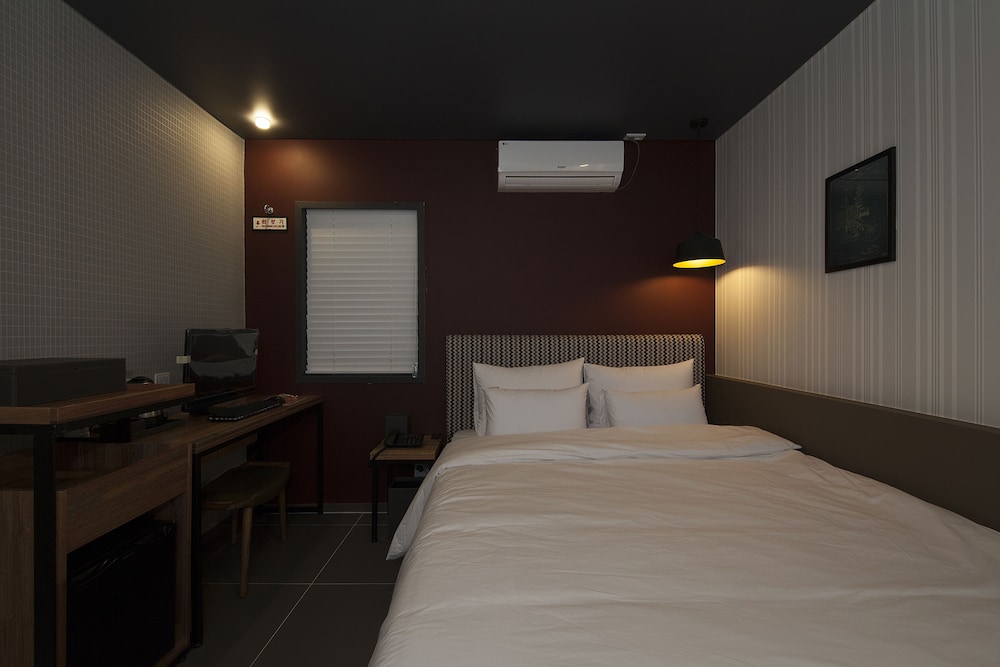 Hotel Gray 8/35