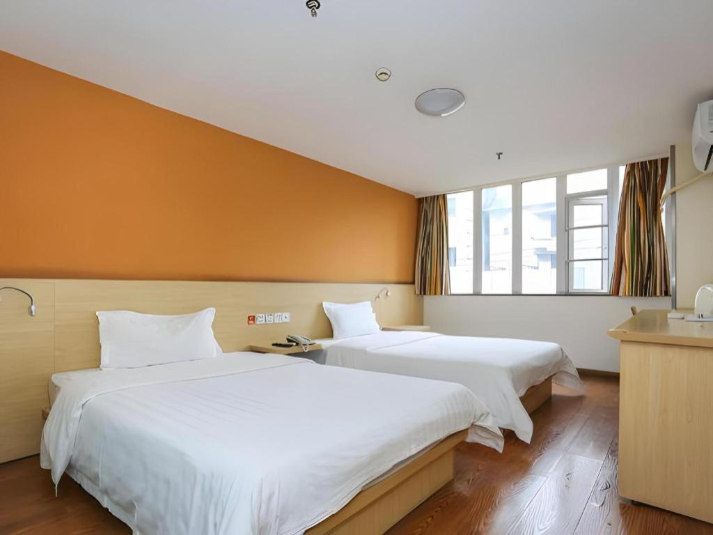 7 Days Inn Chengdu North Railway Train Station Square Branch 24/39