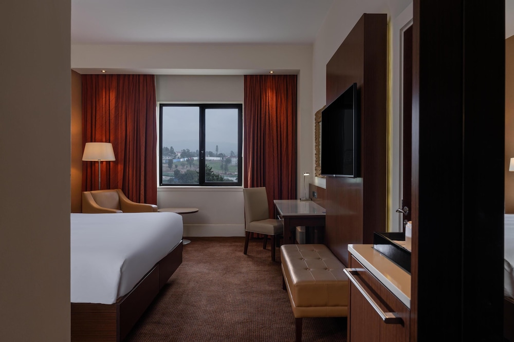 غرفة تنفيذية بسرير كوين مع دخول الصالة، Radisson Blu Hotel, Addis Ababa 8/10