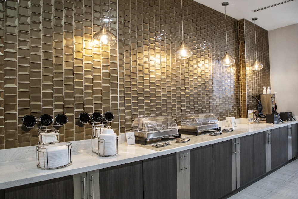 La Quinta Inn & Suites by Wyndham DFW West-Glade Parks 35/47