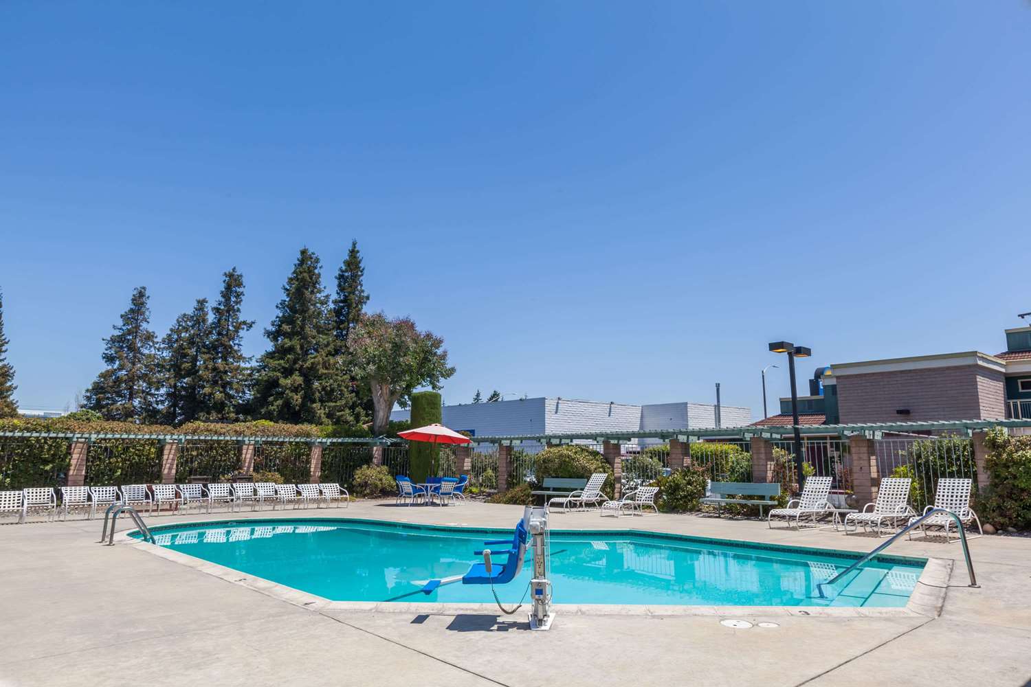 Days Inn & Suites By Wyndham Sunnyvale 33/36