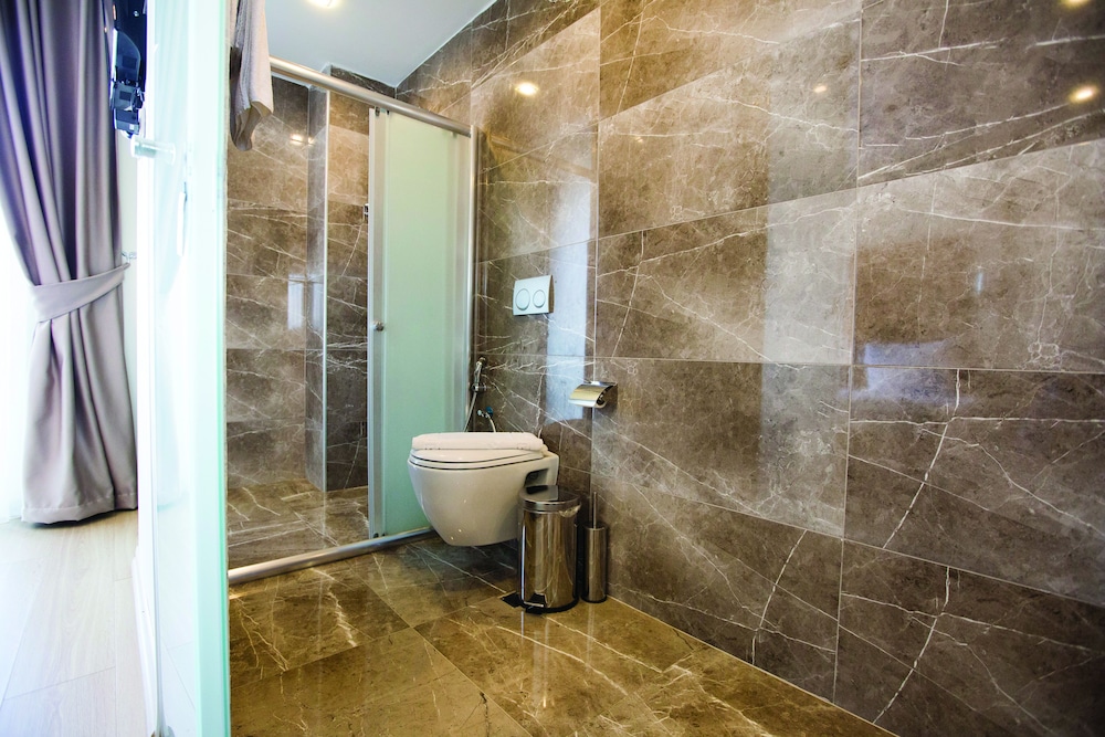 ALESHA SUITE HOTEL 38/39