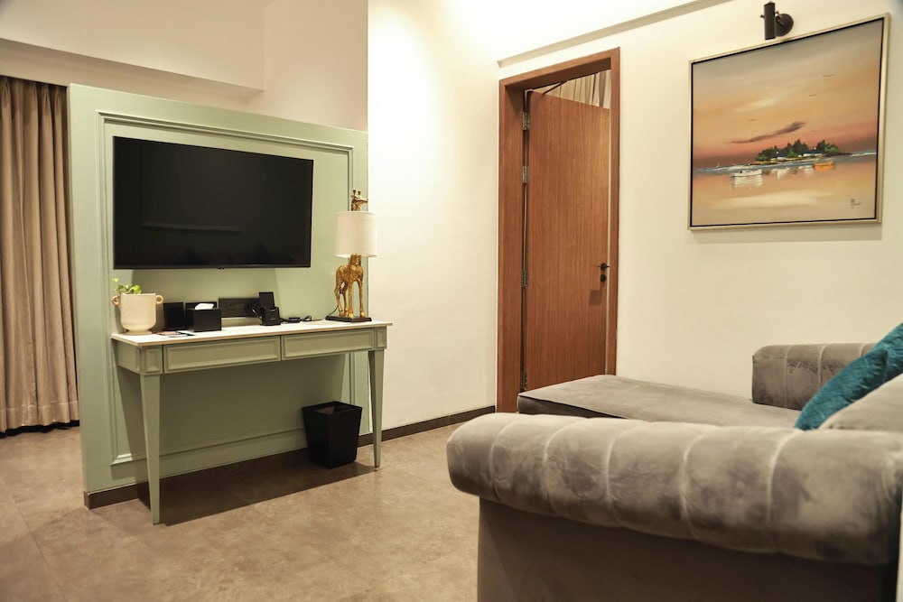 Suite, King Bed, Moyrah By Green Park 5/8