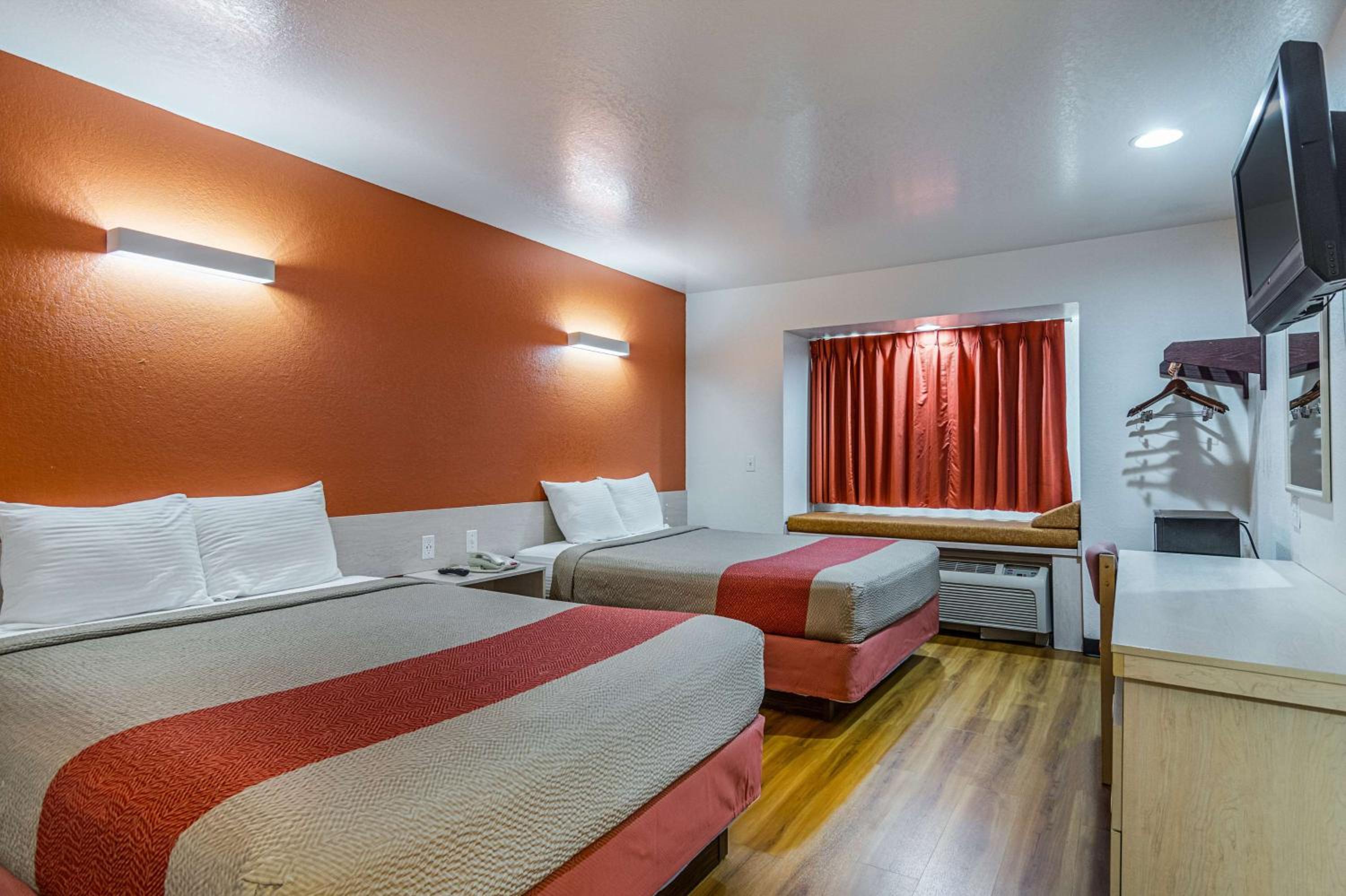 2 Queen Beds - Mobility Access Ri Shwr Nsmk