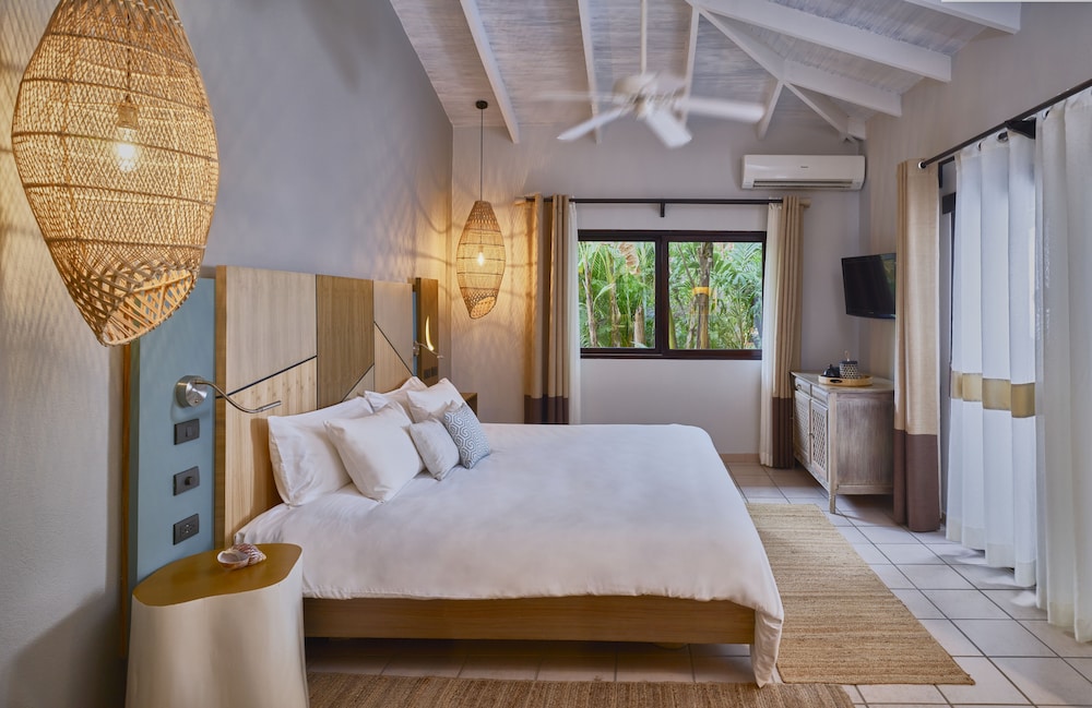 DELUXE, KING BED