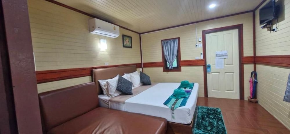 The Royal Bamboo Lodge 10/50