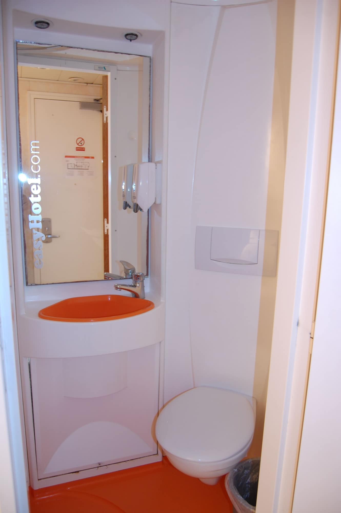 Room, Double Bed, No Window، Easyhotel South Kensington 3/3
