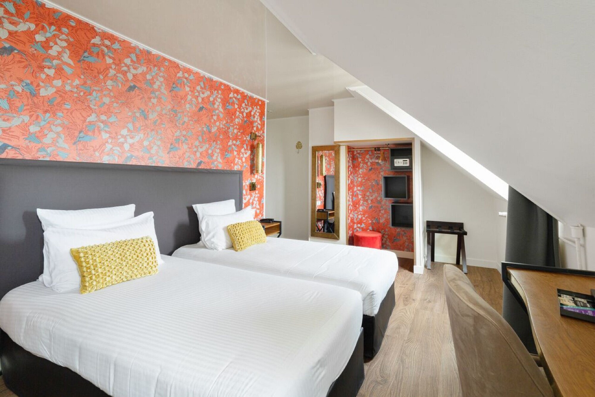 ROOM, TWIN BEDS